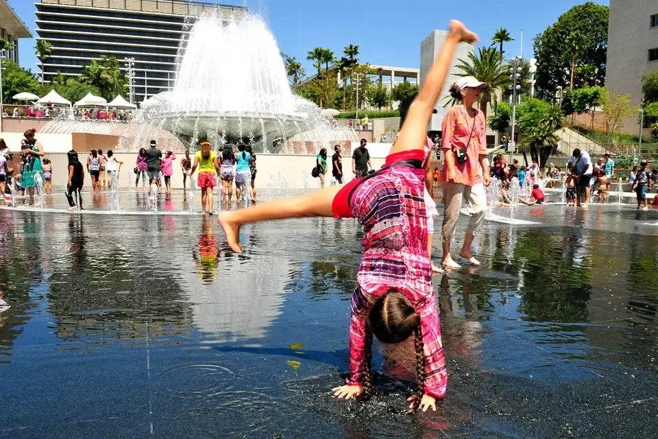 girl-at-the-fountain (1)